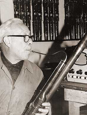 Josef Püchner beim Ausstimmen eines Fagottes in den 60ern